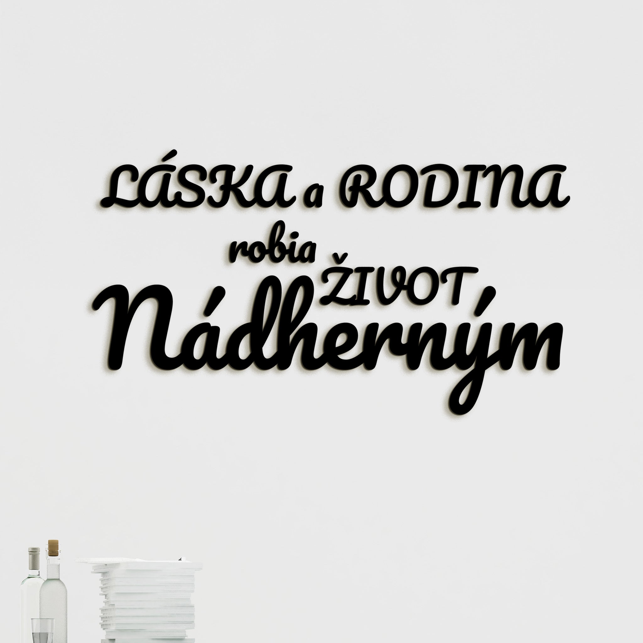 Drevený nápis Láska a rodina robia život nádherným