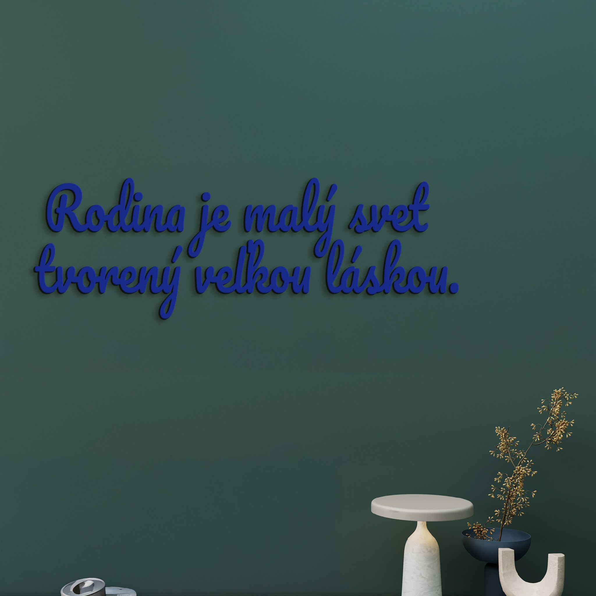 Drevený nápis Rodina je malý svet tvorený veľkou láskou