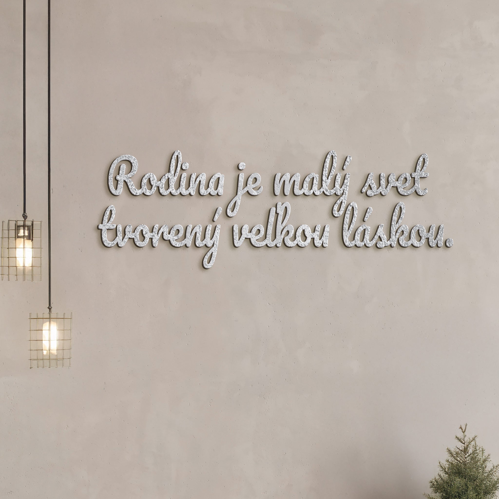 Drevený nápis Rodina je malý svet tvorený veľkou láskou