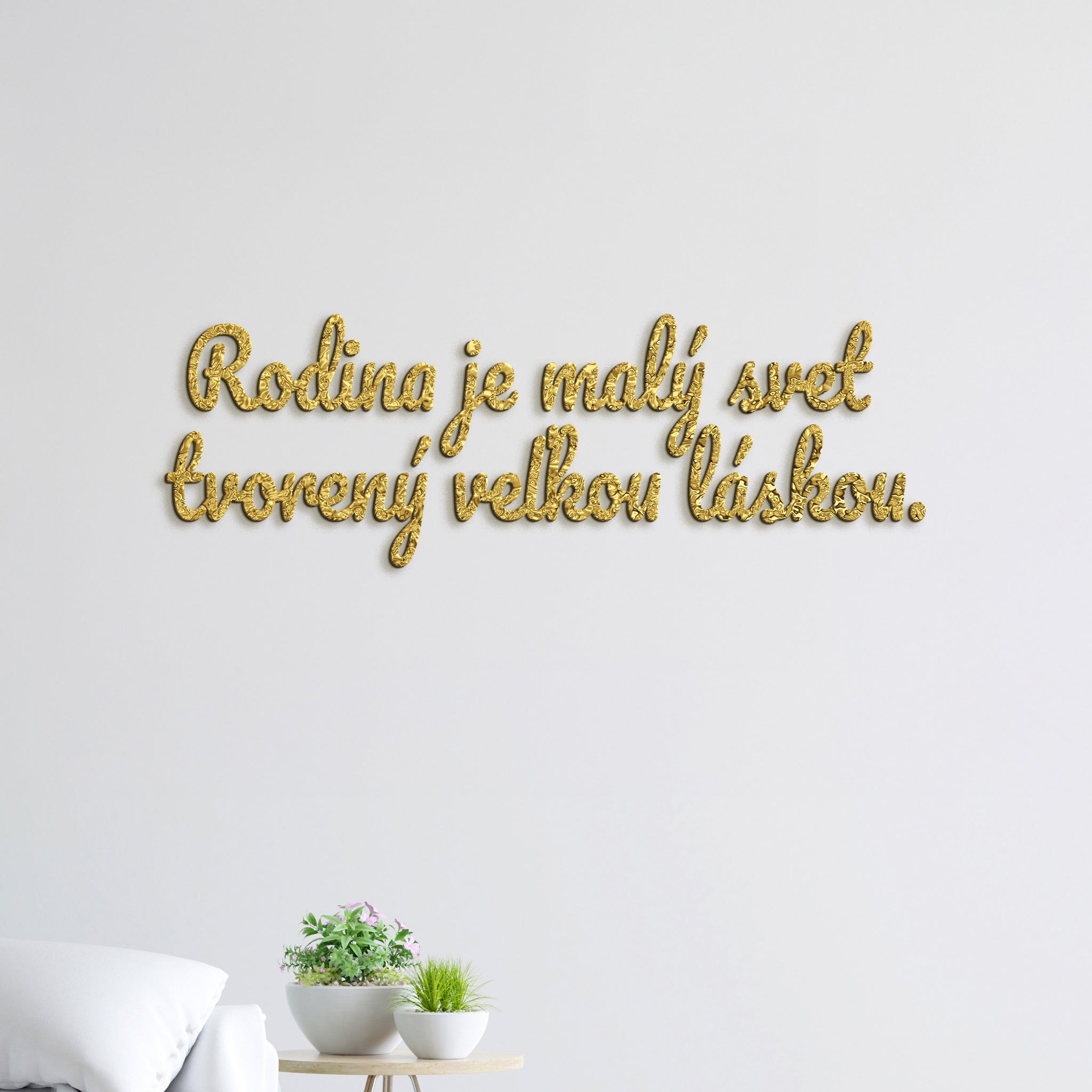 Drevený nápis Rodina je malý svet tvorený veľkou láskou