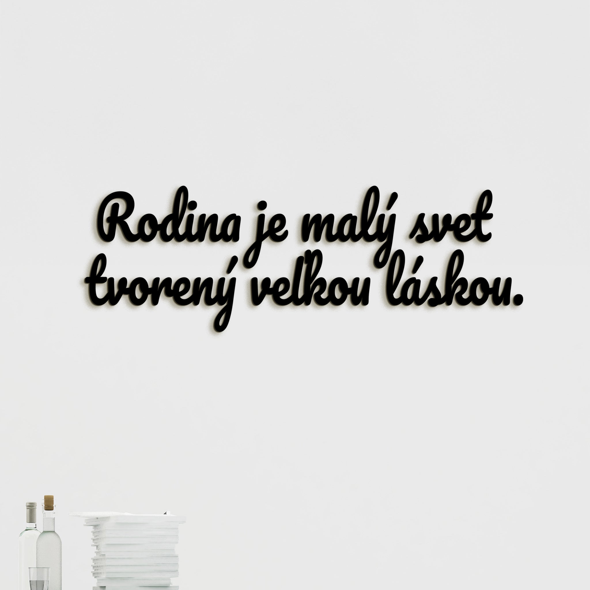 Drevený nápis Rodina je malý svet tvorený veľkou láskou