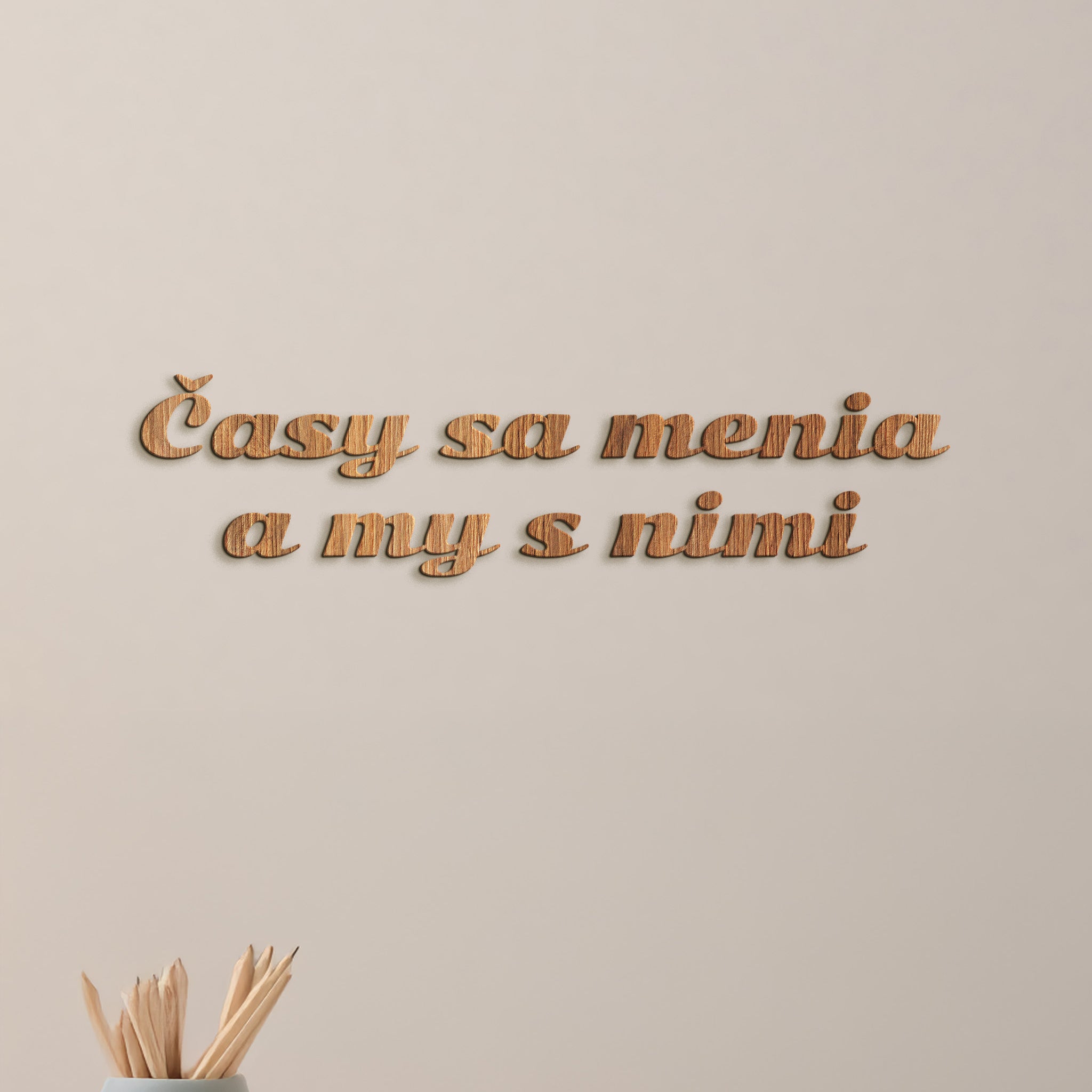 Drevený nápis s citátom Časy sa menia a my s nimi