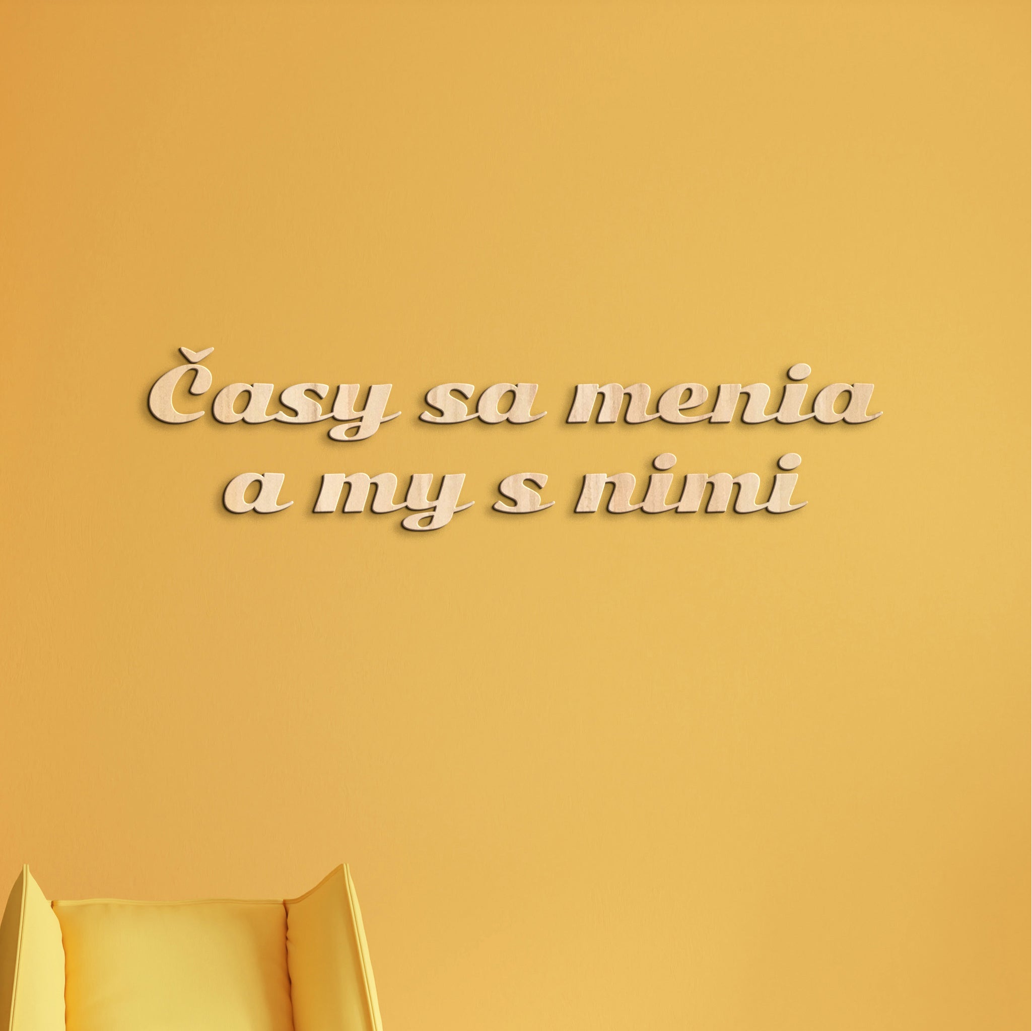 Drevený nápis s citátom Časy sa menia a my s nimi