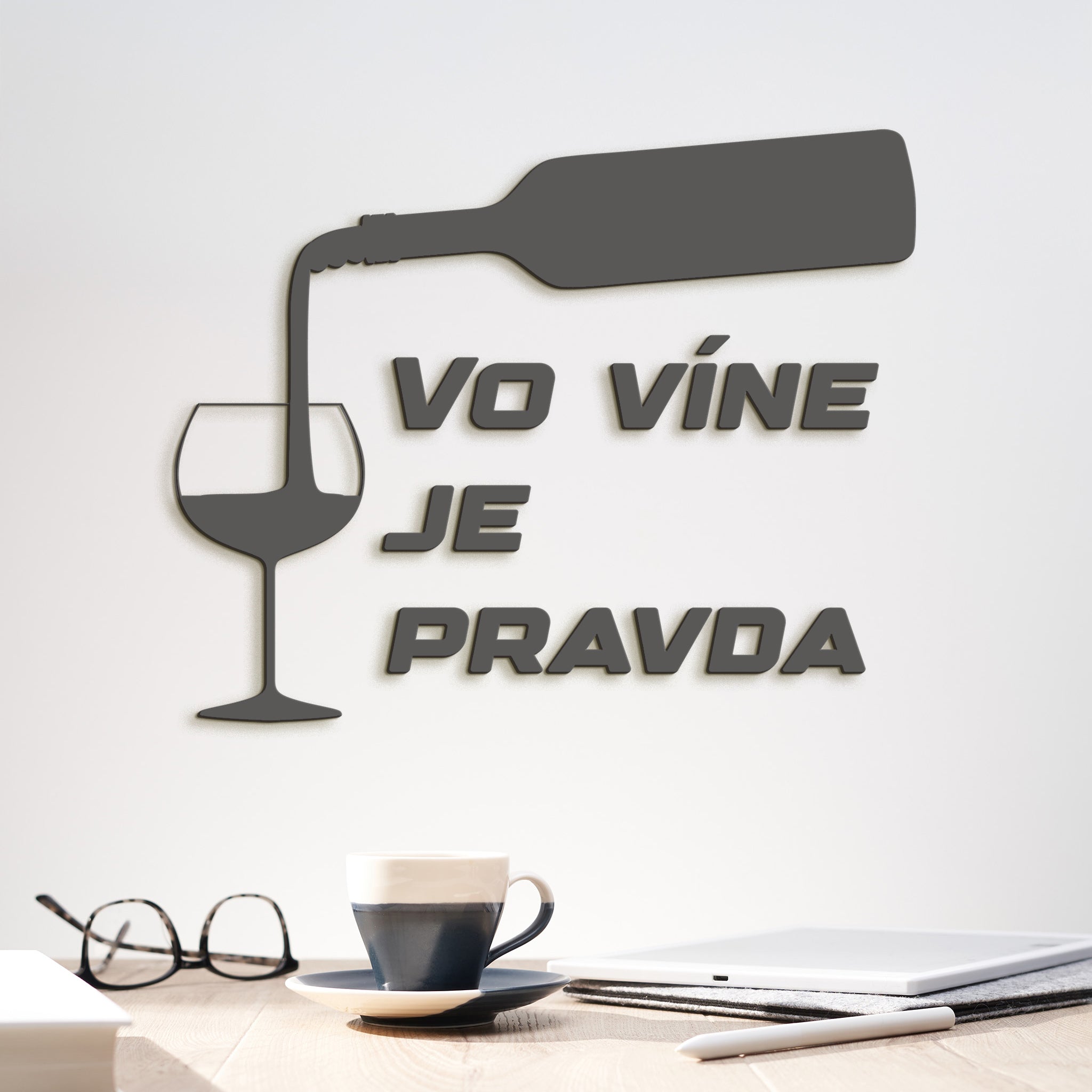 Nápis na stenu s citátom Vo víne je pravda