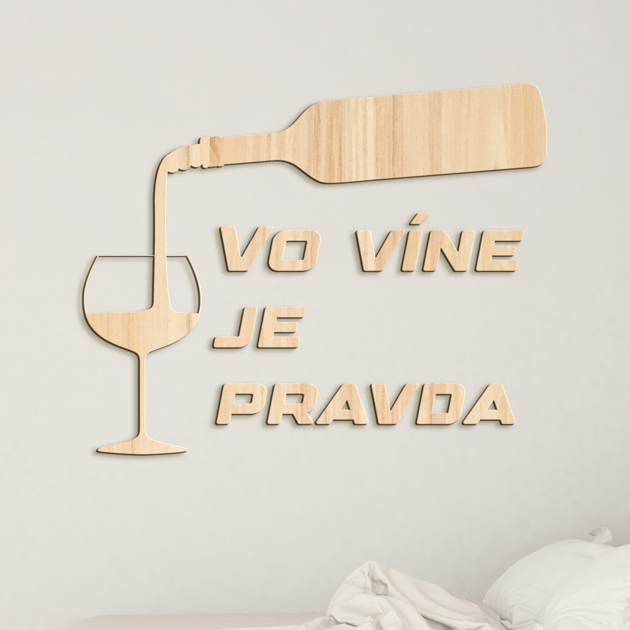 Nápis na stenu s citátom Vo víne je pravda