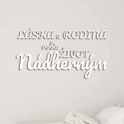 Drevený nápis Láska a rodina robia život nádherným
