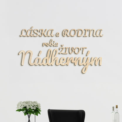 Drevený nápis Láska a rodina robia život nádherným