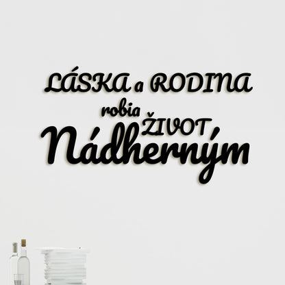 Drevený nápis Láska a rodina robia život nádherným