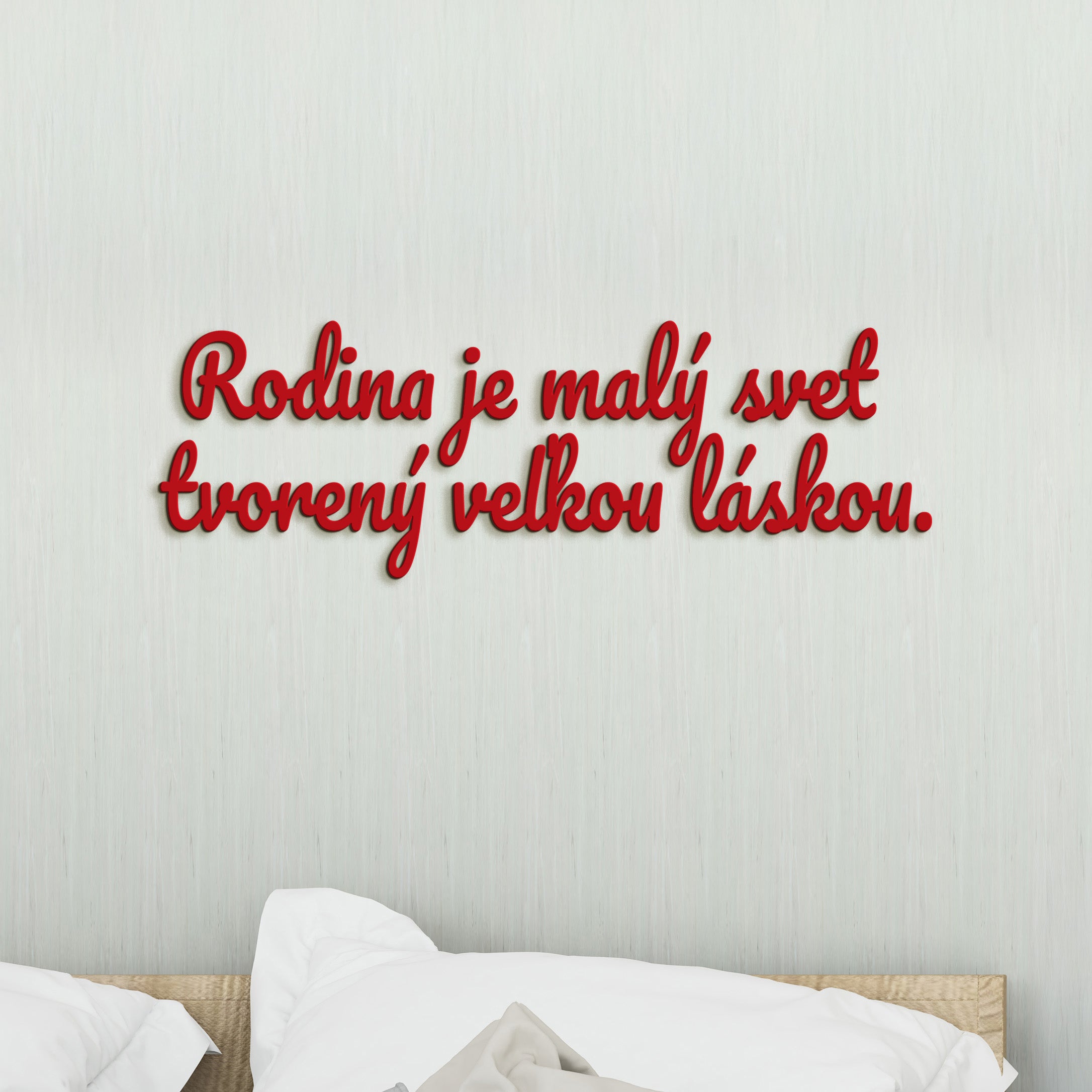 Drevený nápis Rodina je malý svet tvorený veľkou láskou