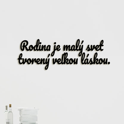 Drevený nápis Rodina je malý svet tvorený veľkou láskou