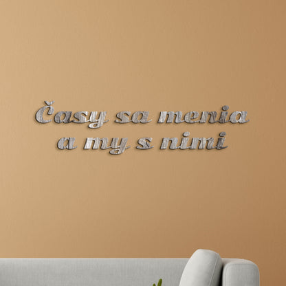 Drevený nápis s citátom Časy sa menia a my s nimi