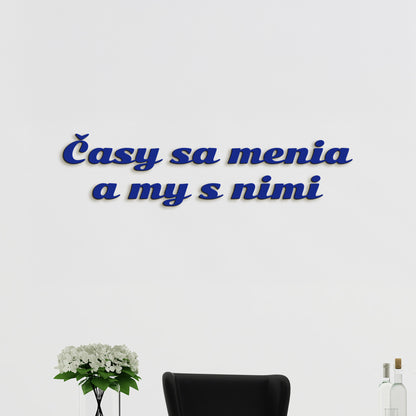 Drevený nápis s citátom Časy sa menia a my s nimi