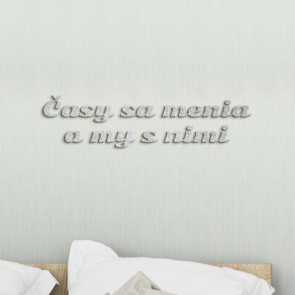 Drevený nápis s citátom Časy sa menia a my s nimi