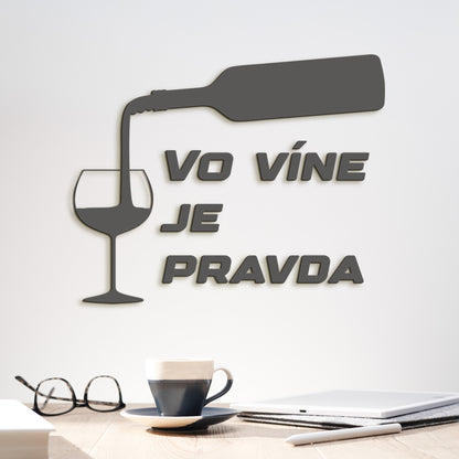 Nápis na stenu s citátom Vo víne je pravda