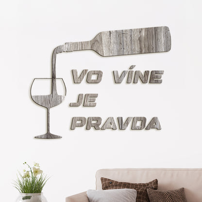 Nápis na stenu s citátom Vo víne je pravda