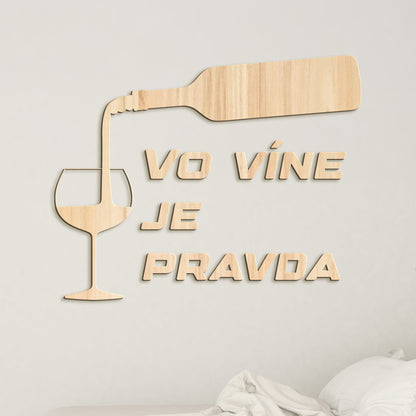 Nápis na stenu s citátom Vo víne je pravda